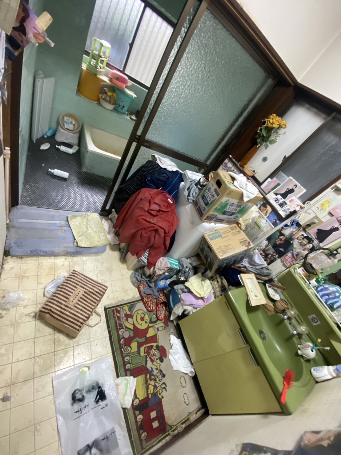 物が溢れた洗面所