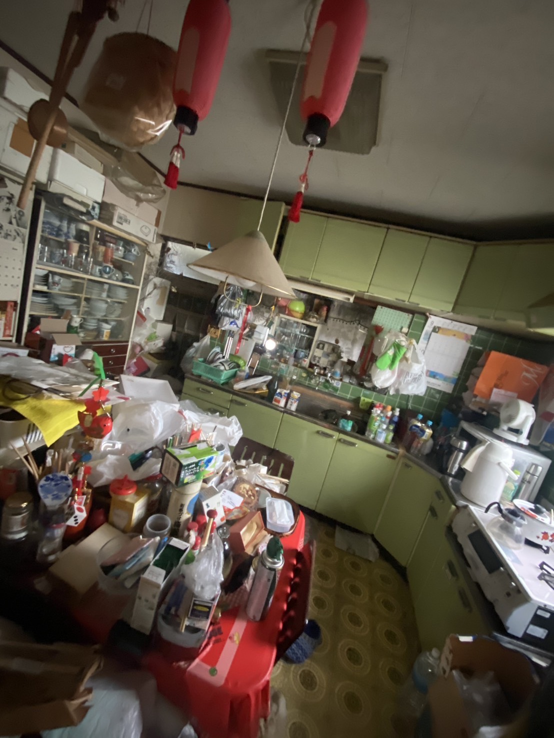 片付け前の散らかったキッチン