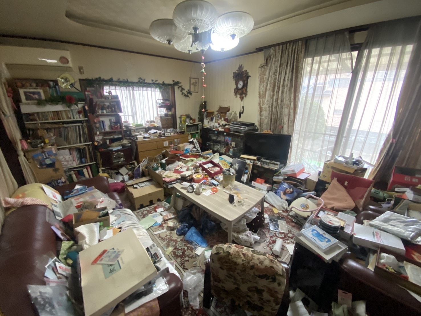 物が散乱した居室