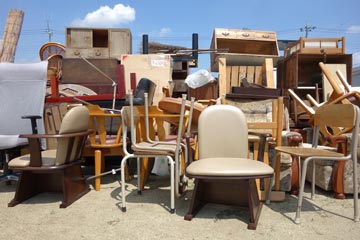 福岡市で不用品を回収するトラックと作業員