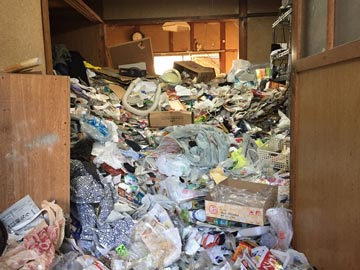 福岡市でゴミ屋敷を清掃するスタッフ