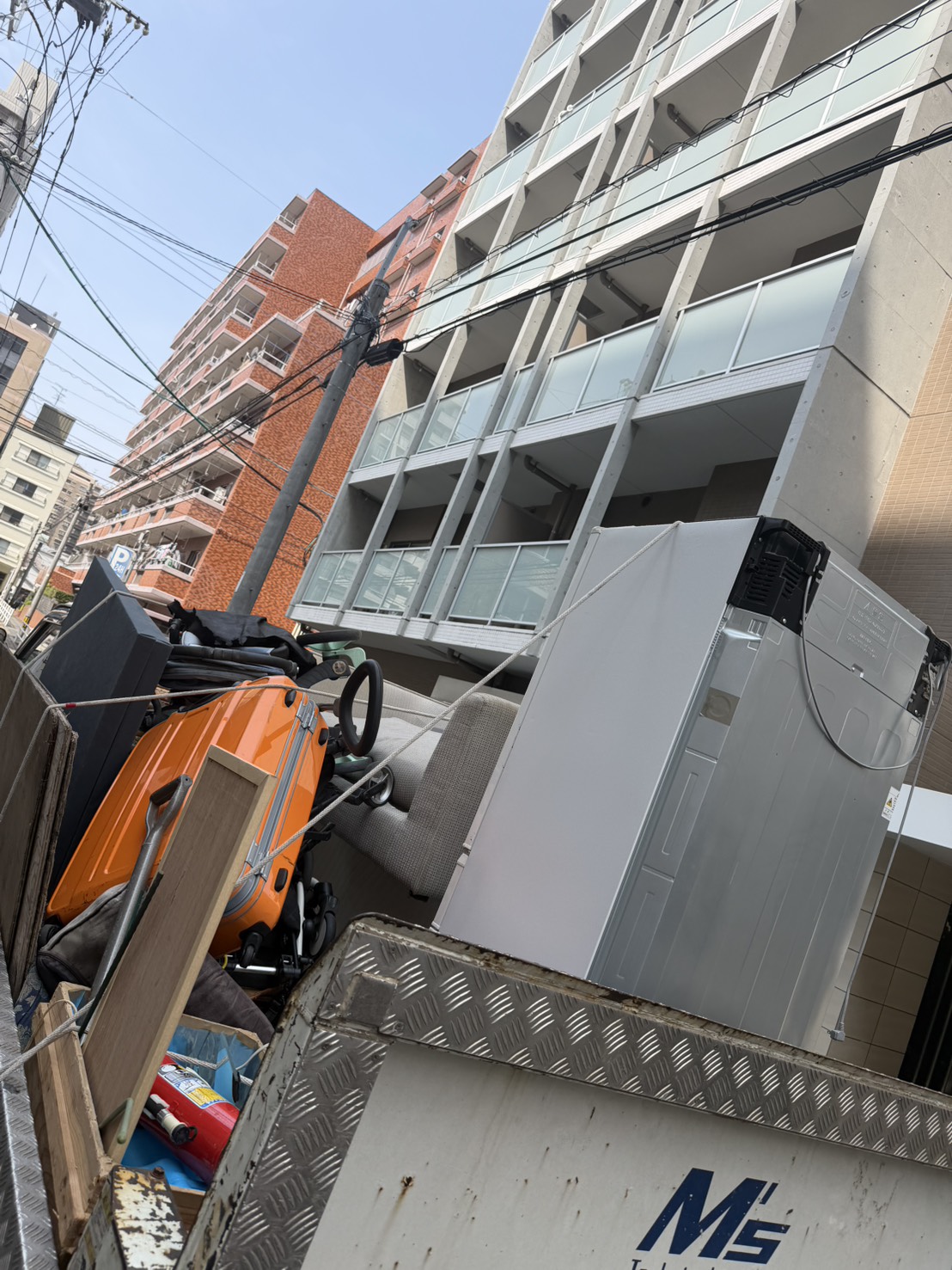 マンションでクレーン付きトラックによる大型品回収